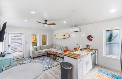Sea Scape Cottage | Cozy 1-bedroom cottage with HOT TUB/Walk to Beach !