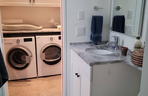 Maple Leaf Cottage | Cozy 1-bedroom cottage in charming Seattle with AC