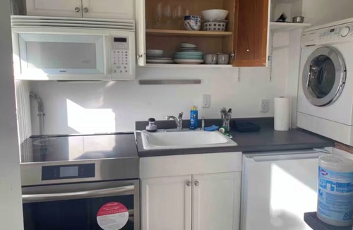 Mount Vernon Triangle House | Cozy 1-bedroom townhome in a fantastic Washington neighborhood with AC