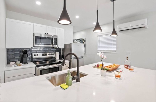 Olde Towne East Villa | Cozy 1BR Sleeps 4 | 10 min to OSU + DT | Queen Bed