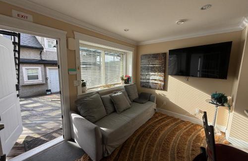 Hastings Apartment | Cozy 2 Bdrm Basement suite in the Heart of Renfrew Heights