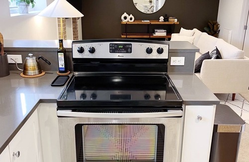 Hosford-Abernethy Apartment | Cozy 2 bed apartment in the heart of SE Portland. Full kitchen & washer dryer!