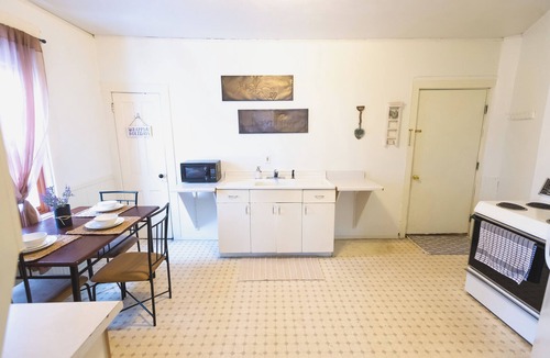 Hancock Apartment | Cozy 2-bedroom apartment in beautiful Hancock with AC