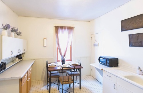 Hancock Apartment | Cozy 2-bedroom apartment in beautiful Hancock with AC