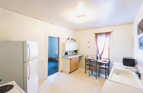 Hancock Apartment | Cozy 2-bedroom apartment in beautiful Hancock with AC
