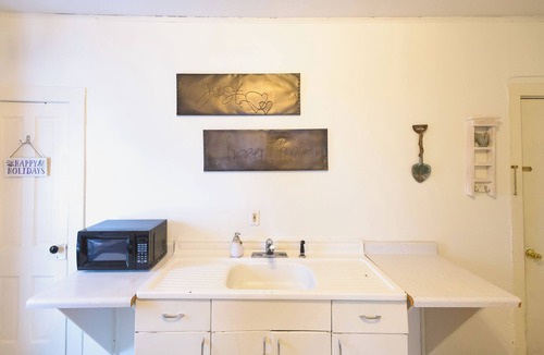 Hancock Apartment | Cozy 2-bedroom apartment in beautiful Hancock with AC