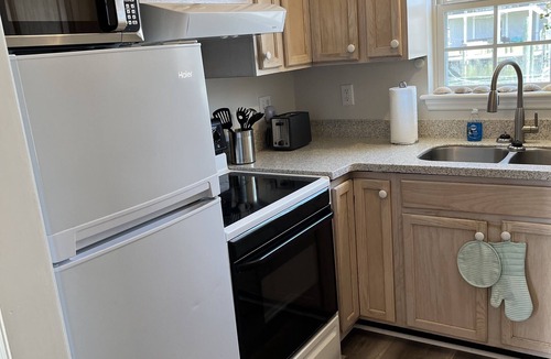 Atlantic Beach Cottage | Cozy 2-bedroom cottage near Triple S Marina