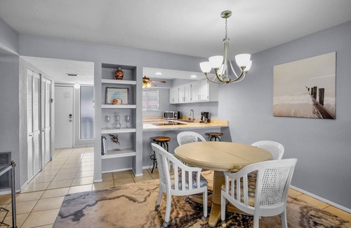 Bradenton Beach Condo | Cozy 2 Bedroom Condo! Private Balcony, Close to Beach