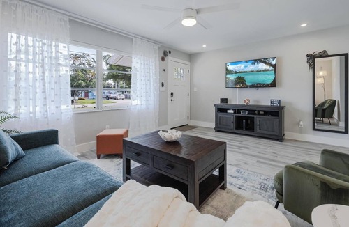 Naples Park Villa | Cozy 2 BR Villa, 10min bicycle ride to Beach, Perfect Beach Getaway!