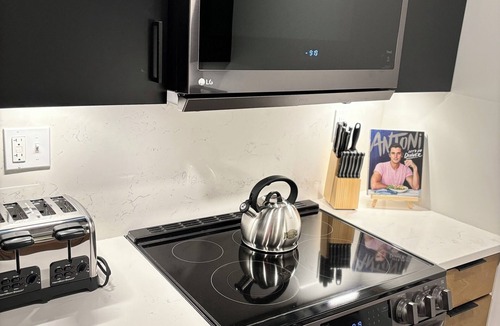 Rosslyn Apartment | Cozy 2BR Apt in Arlington, VA. Minutes from Washington D.C.