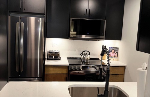 Rosslyn Apartment | Cozy 2BR Apt in Arlington, VA. Minutes from Washington D.C.