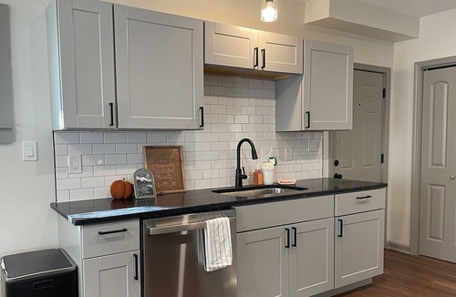 West Columbus House | Cozy 2BR Near Ohio State - Private Yard - Parking