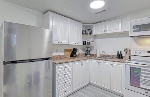 Radisson Heights - Albert Park House | Cozy 2BR Suite Near Zoo & downtown Walk to C-Train