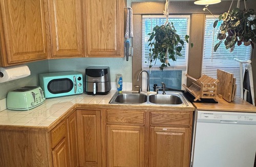 Atlantic House | Cozy 3 Bedroom House Close to Downtown & 1 Block from Judkins Park Light Rail