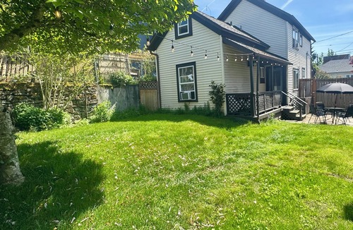 Atlantic House | Cozy 3 Bedroom House Close to Downtown & 1 Block from Judkins Park Light Rail