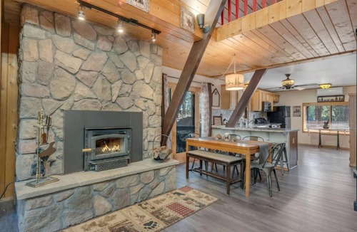 Munds Park Cabin | Cozy 3-Bedroom + Loft Mountain Retreat with Covered Hot Tub Near Flagstaff