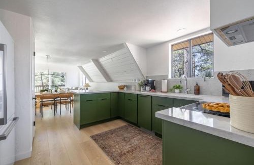Munds Park House | Cozy 3BR A-Frame Lake Views Family Friendly