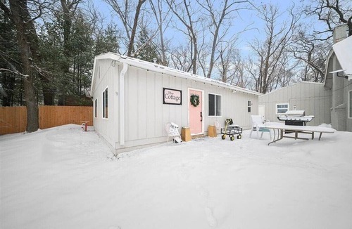 Mason County Cottage | Cozy 4-bedroom Cottage on Long Lake for relaxing stays