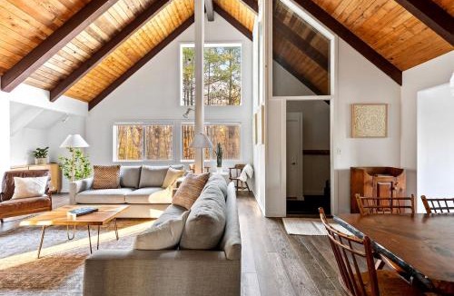 Jamaica Ski Chalet | Cozy A-Frame Cabin with Hot Tub & Sauna near Stratton Mountain, Vermont
