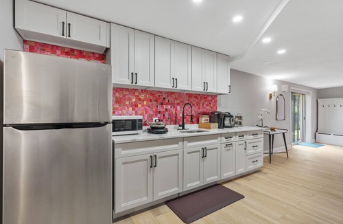 Wolf Trap Apartment | Cozy and Lux retreat near Tysons: King Bed, Games