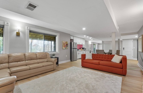 Wolf Trap Apartment | Cozy and Lux retreat near Tysons: King Bed, Games