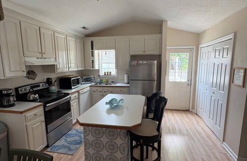 Tranquil Harbour Cottage | Cozy Beach Cottage DM for winter prices king beds