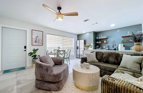 Bradenton Beach Cottage | Cozy Beachside cottage at Tradewinds/1BR/POOL/steps to beach.Unit1 available too
