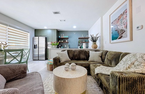 Bradenton Beach Cottage | Cozy Beachside cottage at Tradewinds/1BR/POOL/steps to beach.Unit1 available too