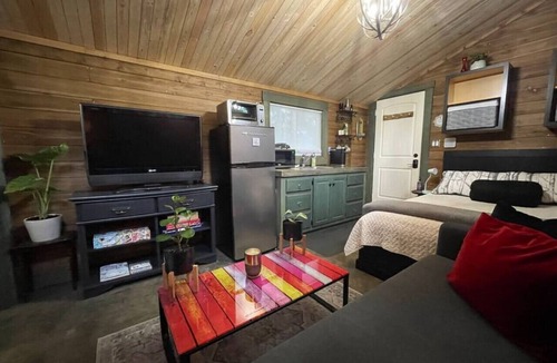 Regional District of Nanaimo House | Cozy Cabana with Large Outdoor Hot Tub