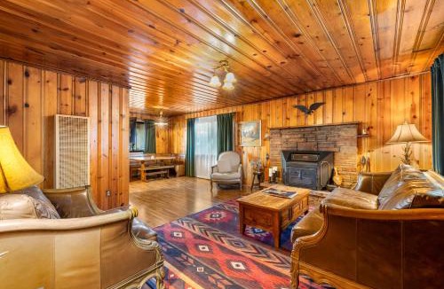 Mountainaire Villa | Cozy Cabin in the Pines w Grill Outdoor Dining