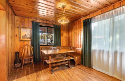 Mountainaire Villa | Cozy Cabin in the Pines w Grill Outdoor Dining