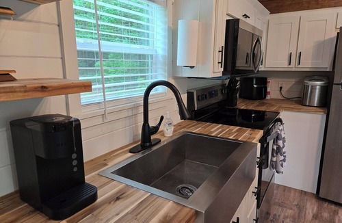 Lillington Cabin | Cozy cabin with AC and loft in charming Lillington