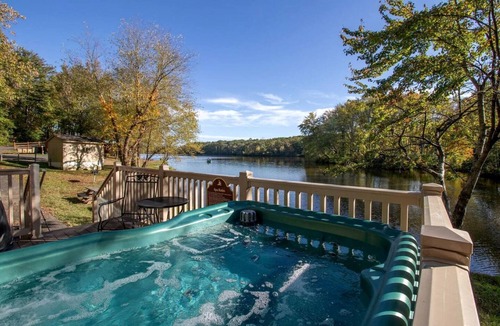 Spotsylvania House | Cozy Cabin with Hot Tub and Beautiful Views of Cool Springs Lake for an Unforgettable Experience in Virginia