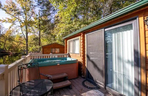 Spotsylvania House | Cozy Cabin with Hot Tub and Beautiful Views of Cool Springs Lake for an Unforgettable Experience in Virginia