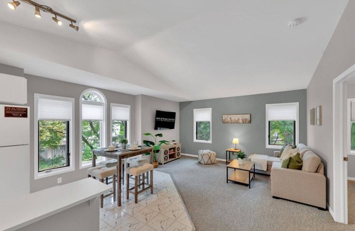 Burlington Apartment | Cozy & Comfortable, Downtown, Parking | TJSI