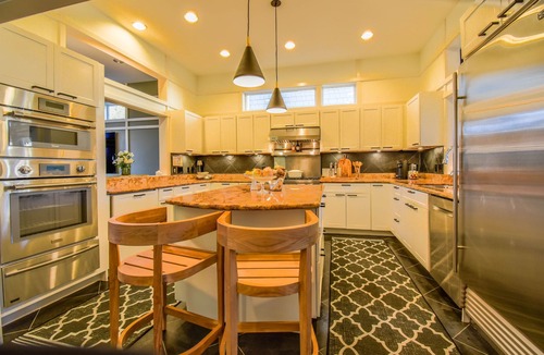Alki House | Cozy, comfortable, luxury 4+ BR home 1 block to Alki Beach! CENTRAL AIR!