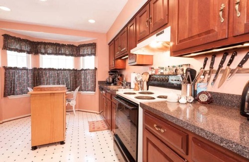 Fairfax House | Cozy Comfortable Townhome- Your Home Away From Home!