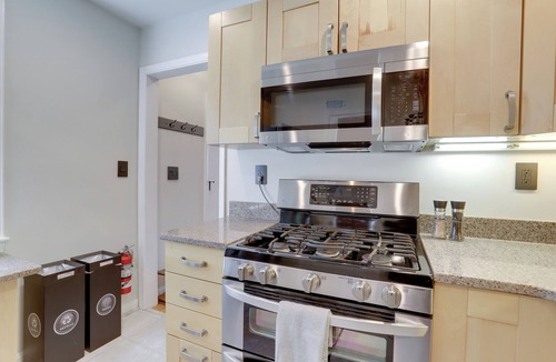 West Riverdale House | Cozy & Comfy Bright 3BR Home in the heart of Riverdale Park