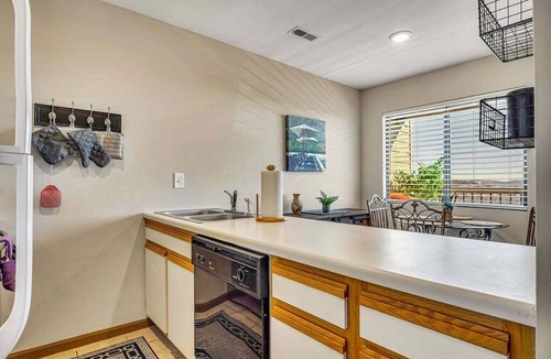Indian Point Condo | Cozy Condo with Table Rock Lake View, Near Silver Dollar City & Free Tickets