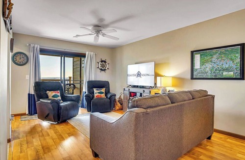 Indian Point Condo | Cozy Condo with Table Rock Lake View, Near Silver Dollar City & Free Tickets