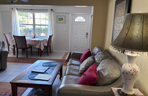 Arlington Park House | Cozy Cottage near Beaches and Downtown Sarasota VR-00163