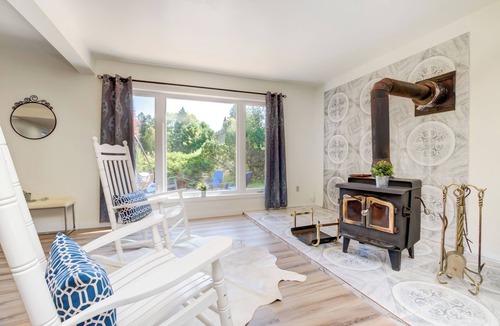 Minden Cottage | Cozy Cottage on the River w/firepit, super close to hiking and cliff diving