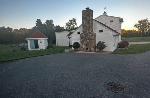 James Madison Cottage | Cozy cottage over seeing a beautiful farm view , A nice little getaway!