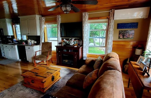 Greenville Cottage | Cozy cottage Right On The Water.