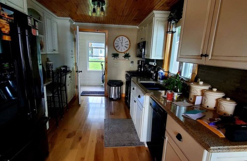 Greenville Cottage | Cozy cottage Right On The Water.