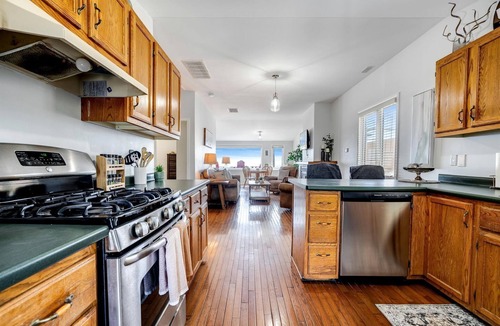 Leamington Cottage | Cozy Cottage with Beautiful Views of Lake Erie from the Private Deck in Kingsville, Ontario