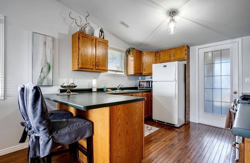 Leamington Cottage | Cozy Cottage with Beautiful Views of Lake Erie from the Private Deck in Kingsville, Ontario