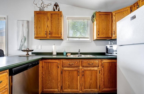 Leamington Cottage | Cozy Cottage with Beautiful Views of Lake Erie from the Private Deck in Kingsville, Ontario