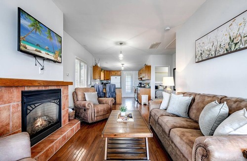 Leamington Cottage | Cozy Cottage with Beautiful Views of Lake Erie from the Private Deck in Kingsville, Ontario