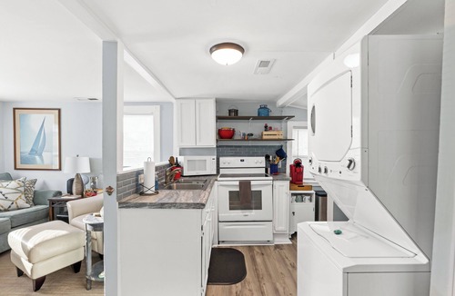 Wilmington Cottage | Cozy cottage with hot tub, private yard and close to everything in Wilmington